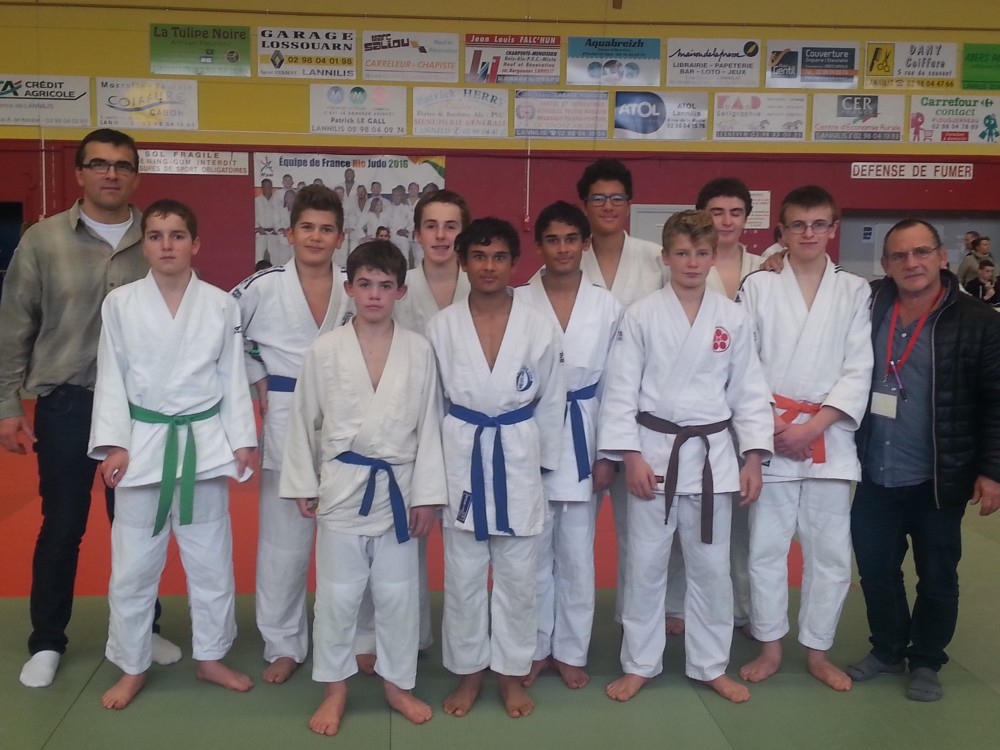 Le dojo brestois qualifié aux championnats de Bretagne minime, l' équipe benjamine championne des encouragements