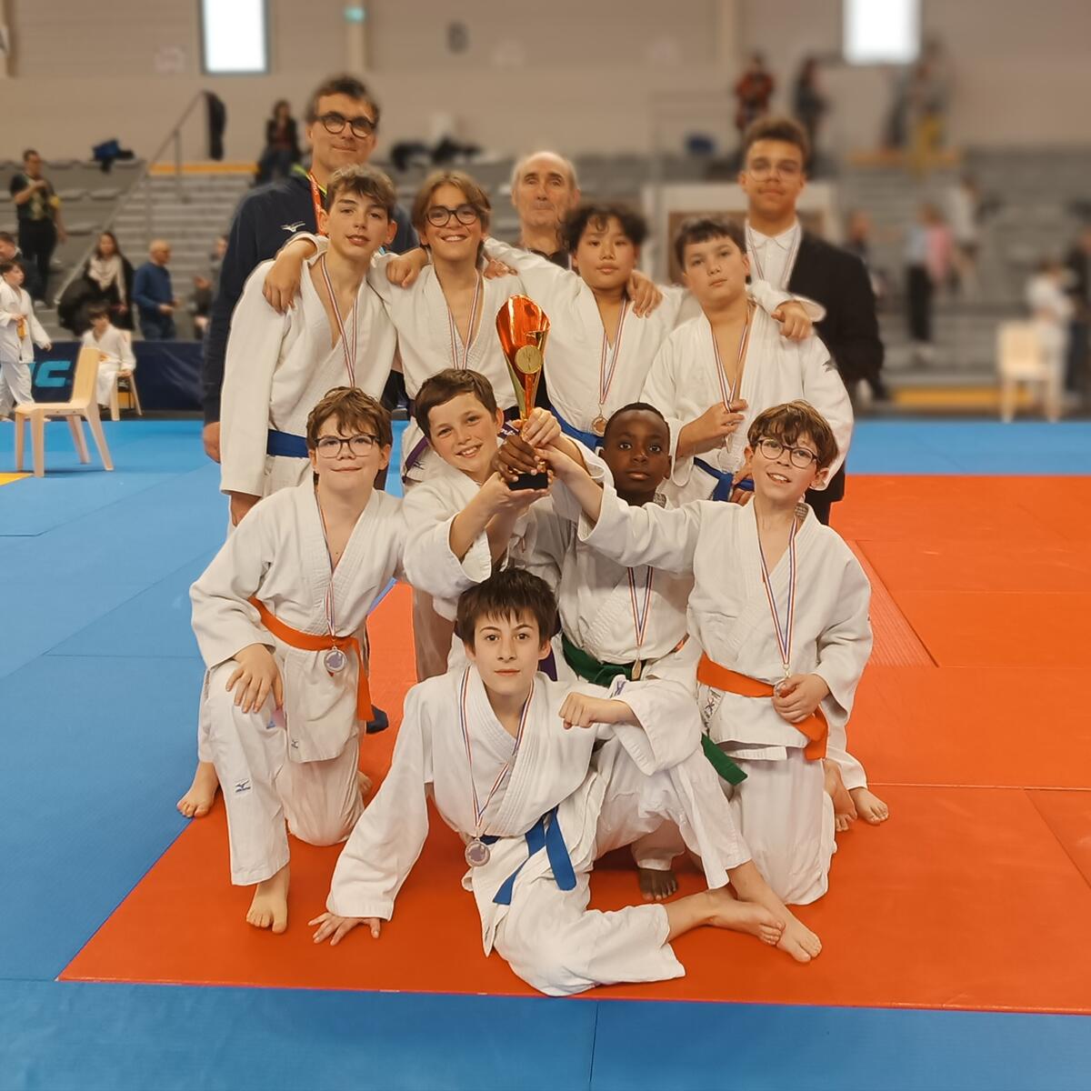 le dojo sur le podium aux championnats du Finistère par équipes benjamins