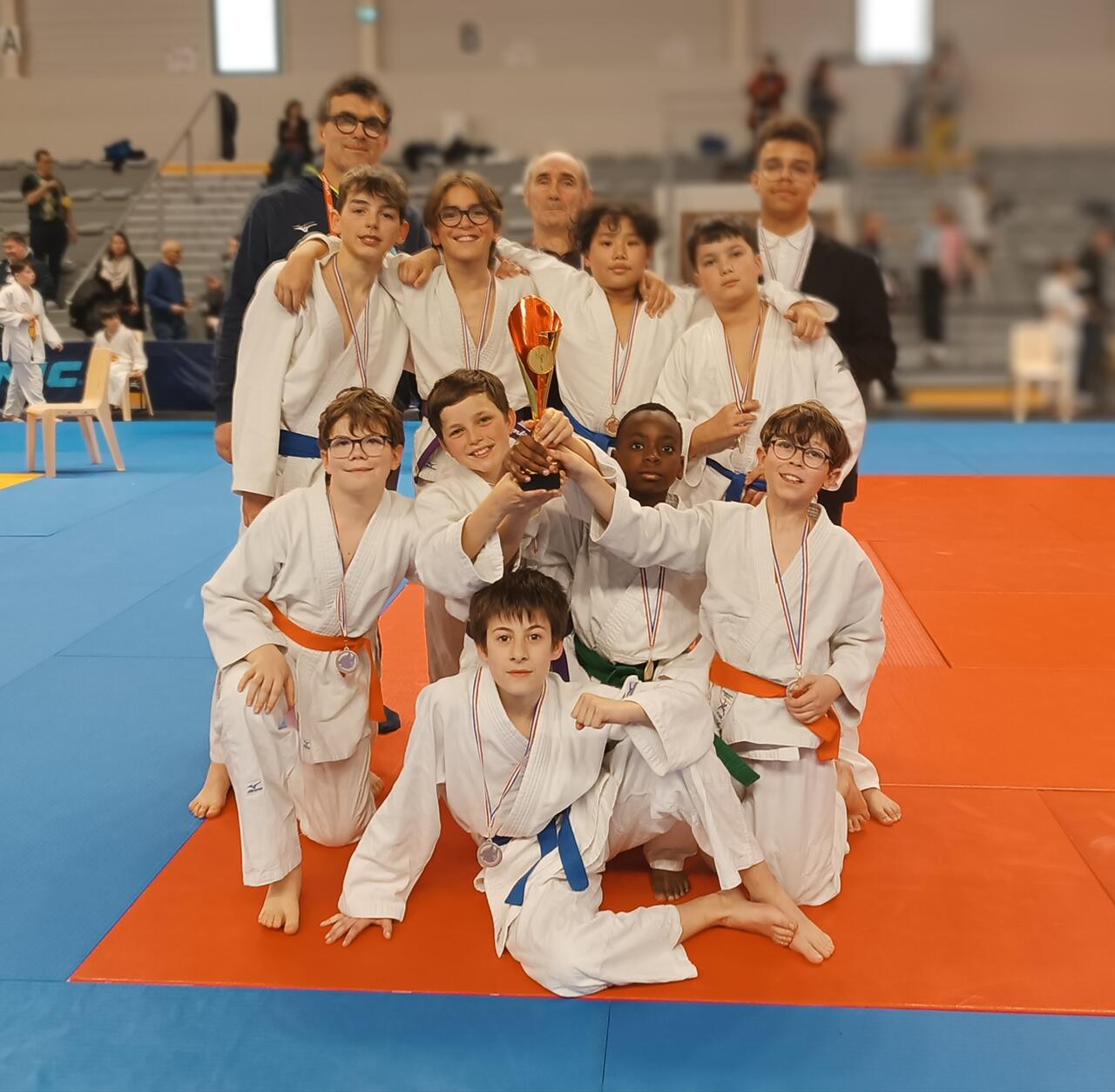 le dojo sur le podium aux championnats du Finistère par équipes benjamins