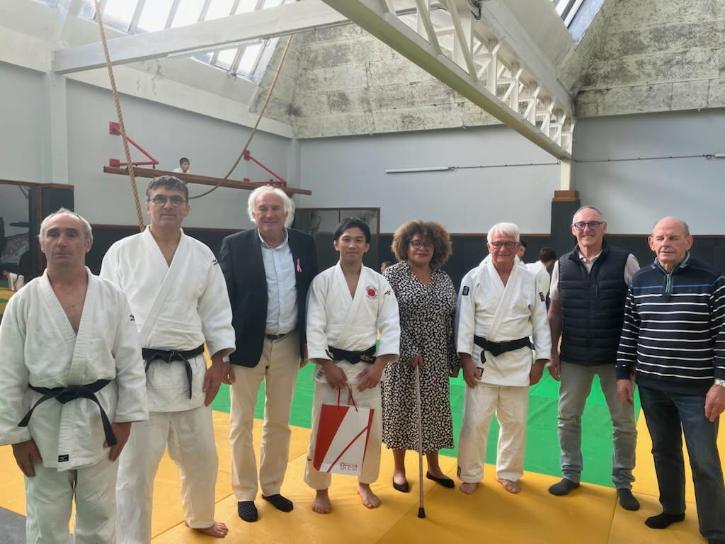 Patrick APPERE a remis le livre d'honneur de la ville de Brest à TATSUTO SHIMA