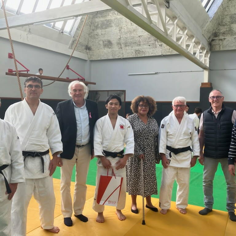 Patrick APPERE a remis le livre d'honneur de la ville de Brest à TATSUTO SHIMA