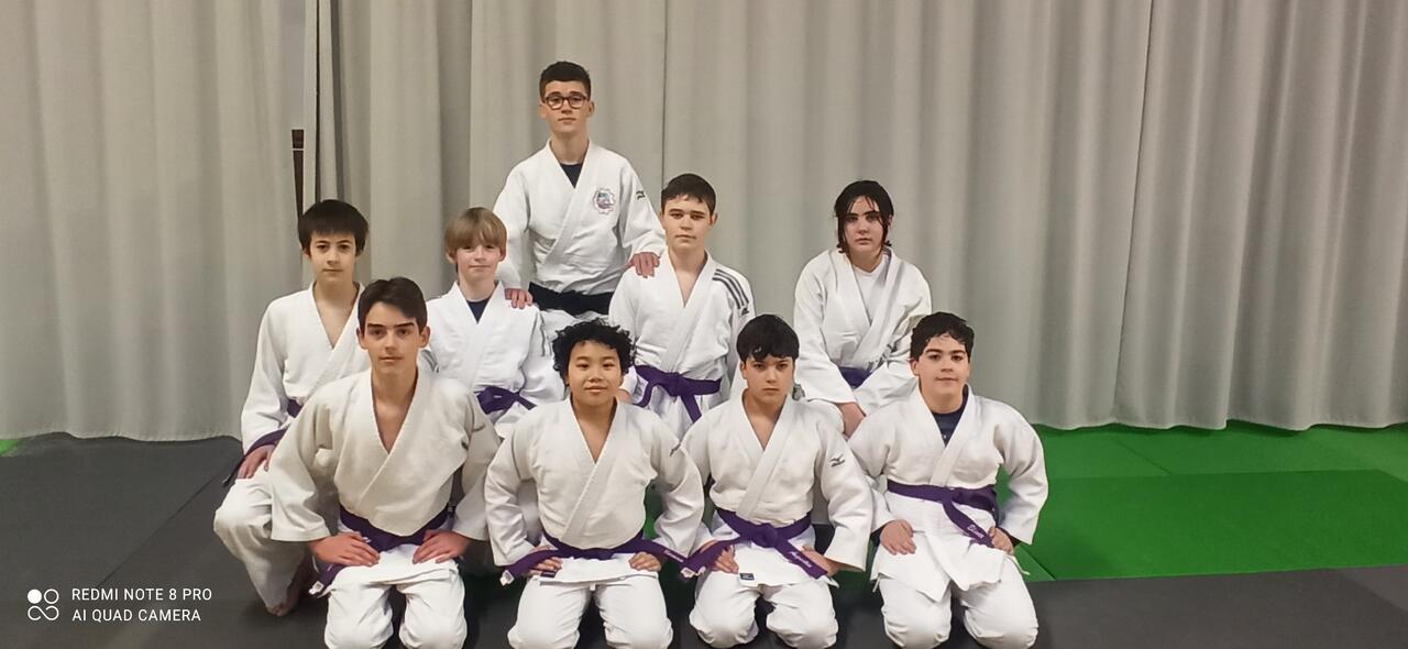 Une ceinture noire Thomas Porte et des ceintures violettes promues en ce mois de janvier