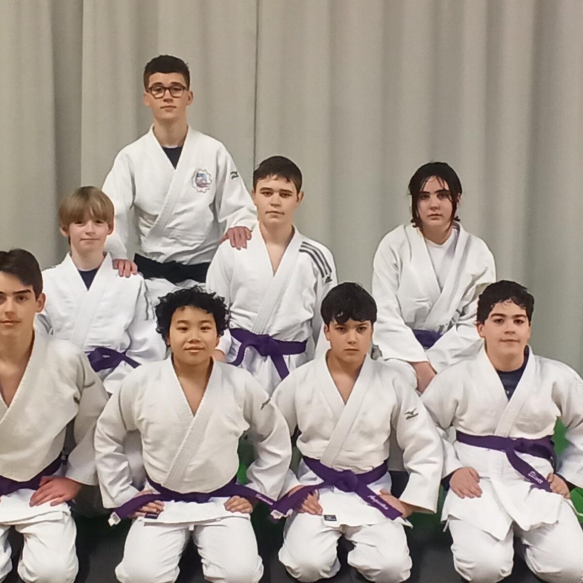 Une ceinture noire Thomas Porte et des ceintures violettes promues en ce mois de janvier