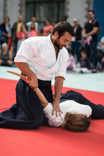 Tanguy Le Vour'ch fait une prise d'aikido sur attaque au Tanto à Brest