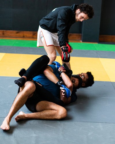 Arthur Demonceaux donne un cours de MMA à Brest au Dojo Brestois
