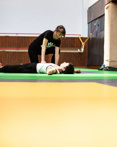 Massage du plexus pendant un cours d'Aiki Taiso à Brest