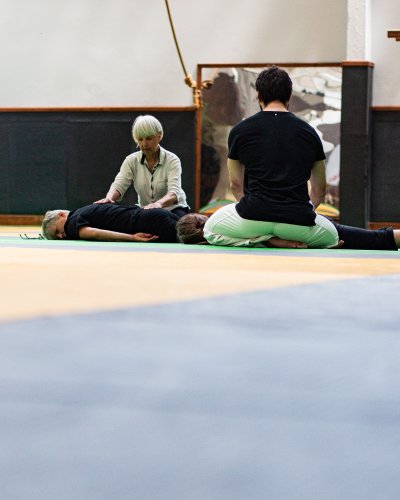 Massage du dos pendant un cours d'Aiki Taiso à Brest